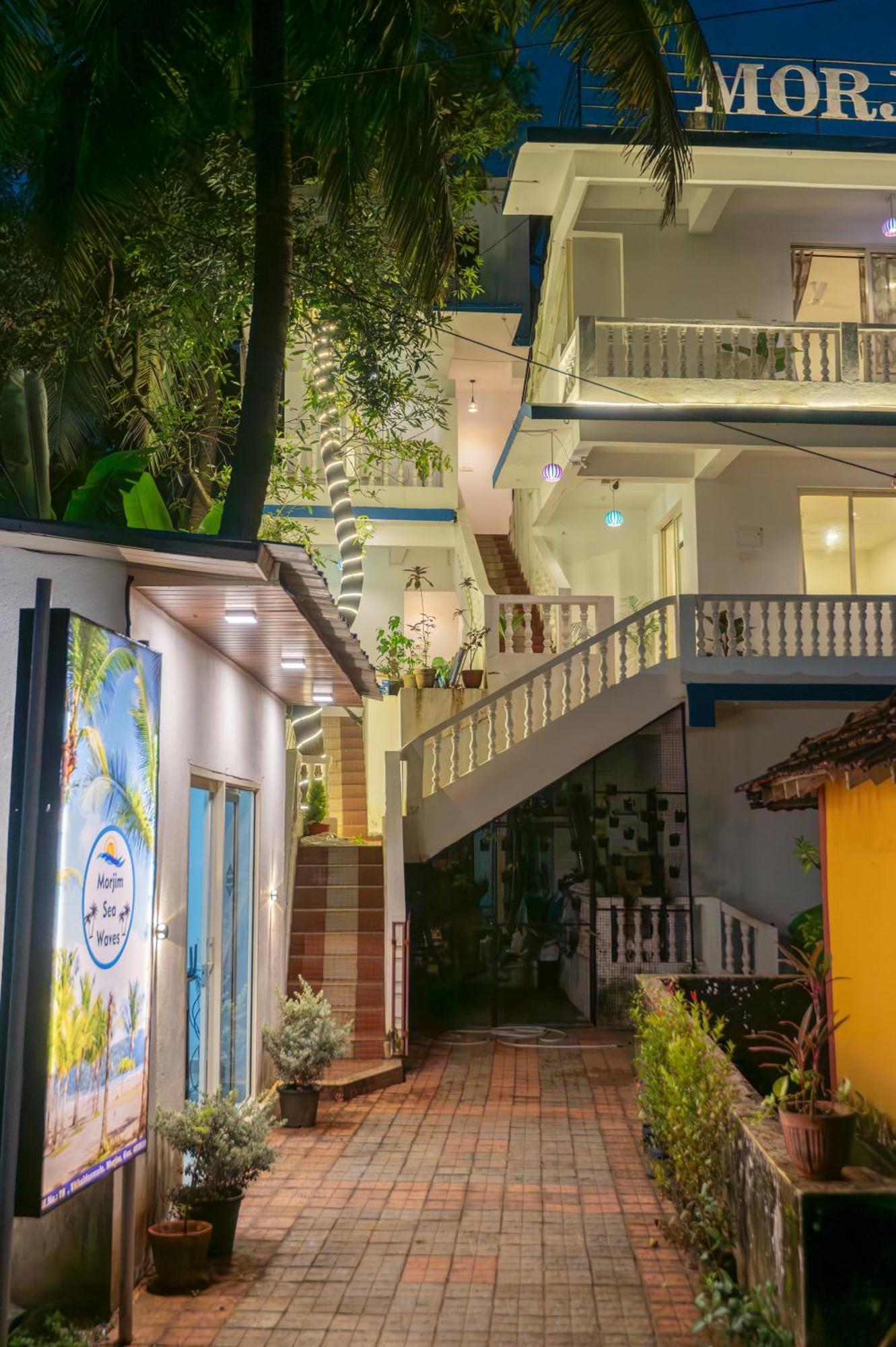 Morjim Sea Waves-Beach Front Hotel المظهر الخارجي الصورة