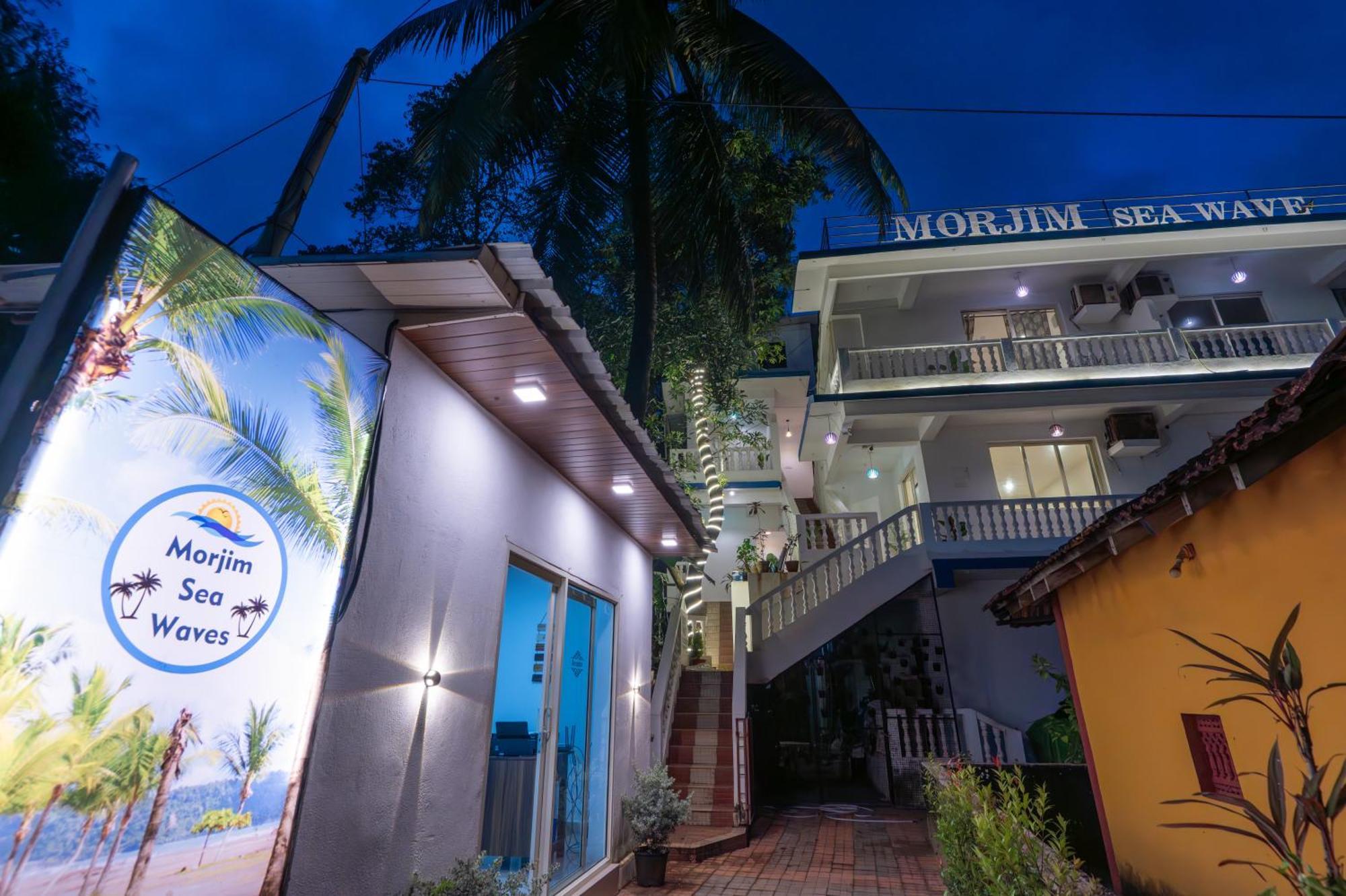 Morjim Sea Waves-Beach Front Hotel المظهر الخارجي الصورة