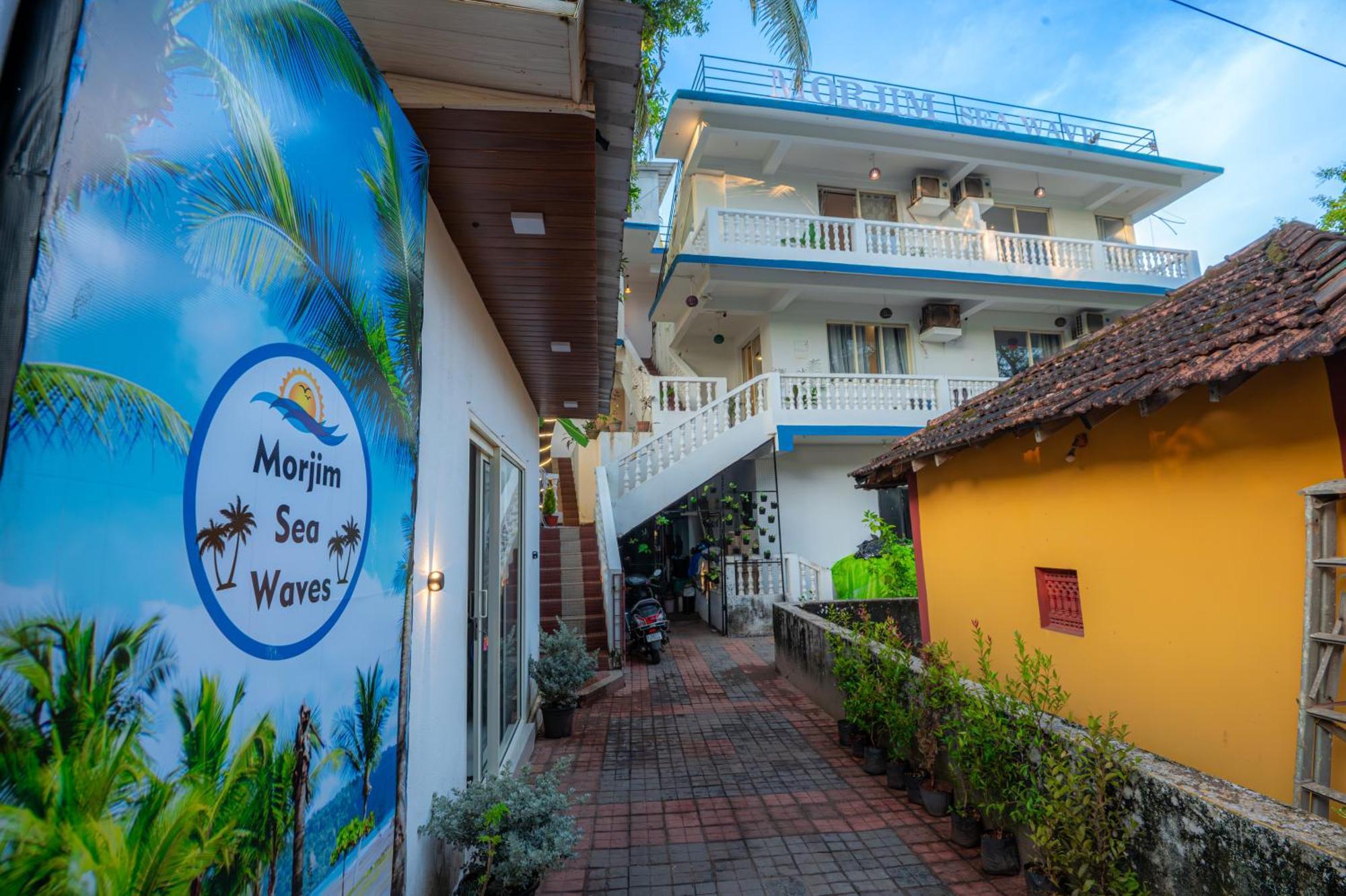 Morjim Sea Waves-Beach Front Hotel المظهر الخارجي الصورة